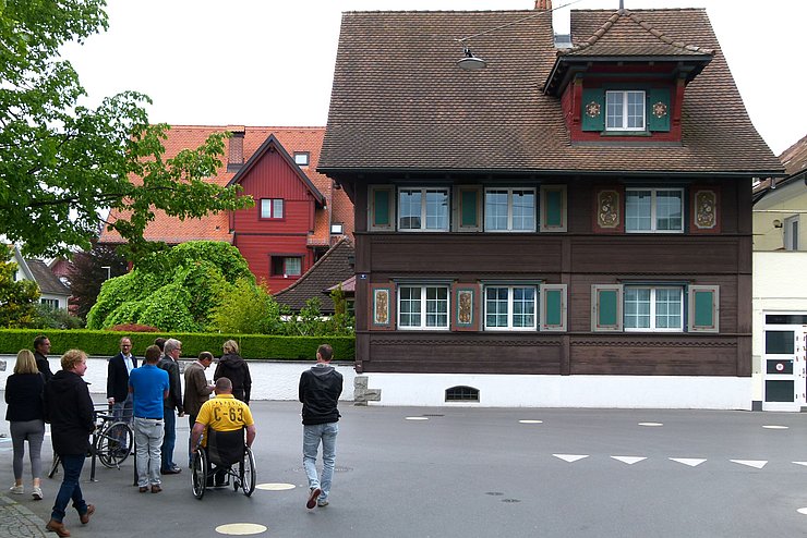 Eine Gruppe von Menschen stehen an der Begegnungszone
