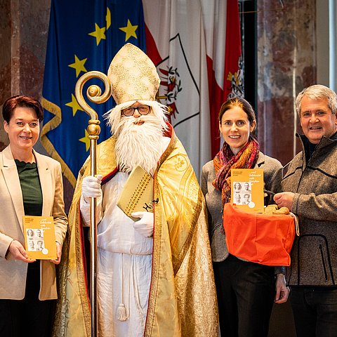 LTPin Sonja Ledl-Rossmann begrüßte den Nikolaus sowie "Bruder und Schwester in Not"-Geschäftsführerin Magdalena Wiesmüller sowie Kampagnenbotschafter Alfons Wachter im Tiroler Landtag