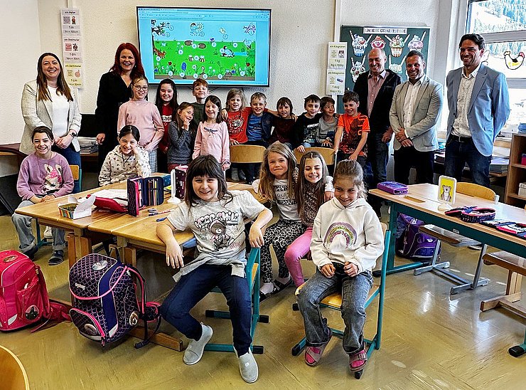 Landesrätin Hagele steht in einer Volksschulklasse.
