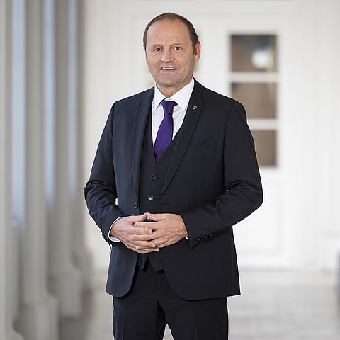 LHStv Josef Geisler: „Die wiederholten Rissereignisse in unmittelbarer Nähe zum Siedlungsraum zeigen, dass dieser Wolf seine Scheu vor Menschen verloren hat, was eine zunehmende Gefahr für die Sicherheit darstellt."