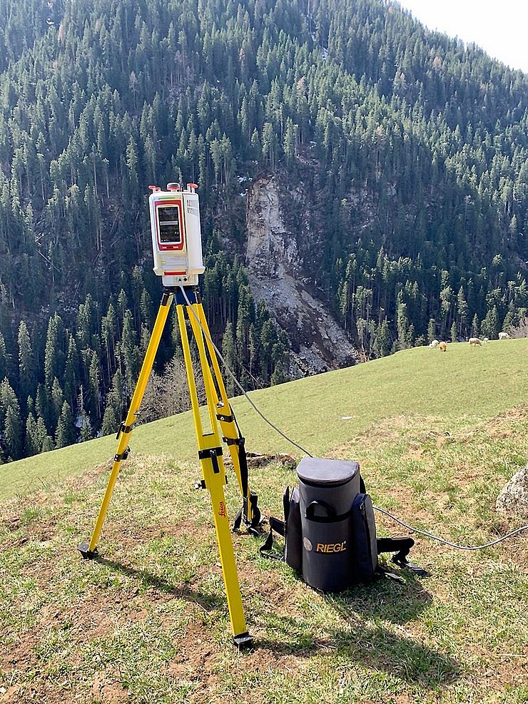 Vom Weiler Mellitz aus, gegenüber der Abbruchstelle, wird diese mittels einem speziellen Lasergerät abgescannt. Aus den gewonnenen Daten kann die abgegangene Kubatur ermittelt werden.