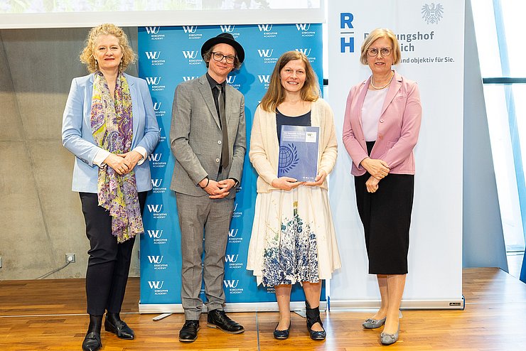 © WU Executive Academy / Kawka Foto mit Univ.Prof. Dr. Barbara Stöttinger (Dekanin WU Executive Academy), Univ.Prof. Dr. Harald Oberhofer (Wissenschaftlicher Lehrgangsleiter), MMag. Caroline Bonn, PhD (LRH Tirol), Dr. Margit Kraker (Präsidentin des Rechnungshofes Österreich)