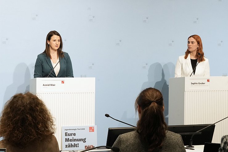PK; beide Frauen auf Podium 