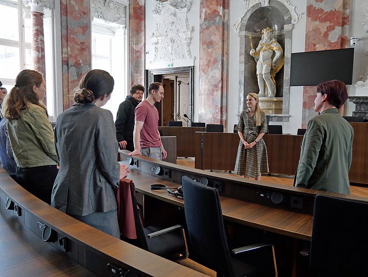 Studierende der Universität Innsbruck mit LTPin Sonja Ledl-Rossmann und LRHDin Monika Aichholzer-Wurzer