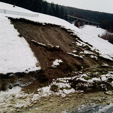 Zwischen Gasthof Stefansbrücke und Abzweigung Schönberg kam es zu einigen Hangrutschungen sowohl bergseitig... 
