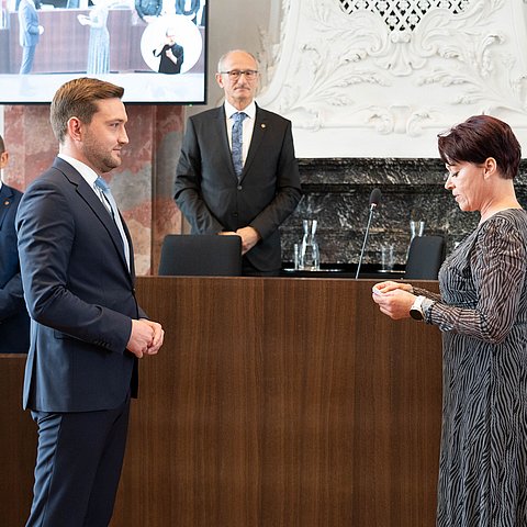 LTPin Sonja Ledl-Rossmann gelobte ihren neuen 1. Stellvertreter Dominik Mainusch an.