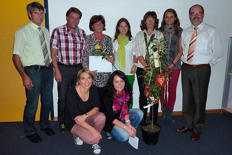 © Land Tirol/Schlemaier Erna Wechselberger mit ihrem Team des Bürgerbüros eingerahmt vom Bezirkhauptmann und dem Innendienstleiter
