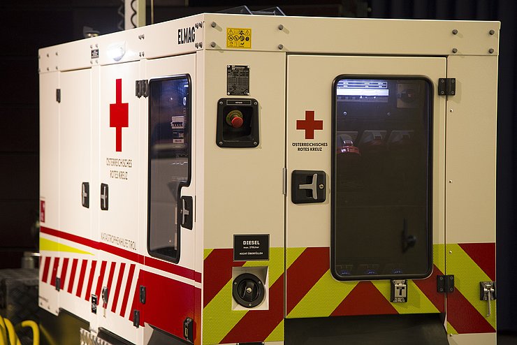 Weißer Container mit Symbol Rotes Kreuz darauf