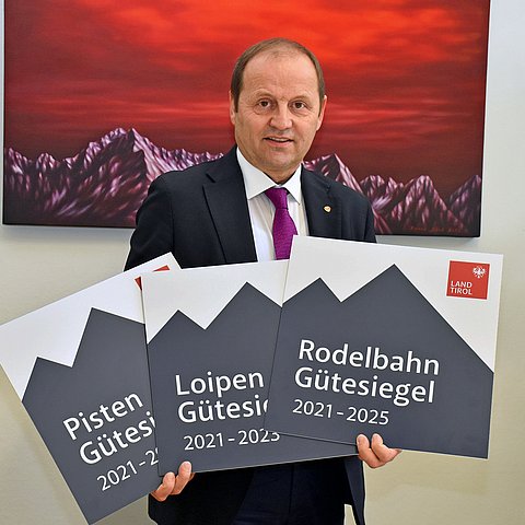 LHStv Josef Geisler präsentiert die Logos der Gütesiegel