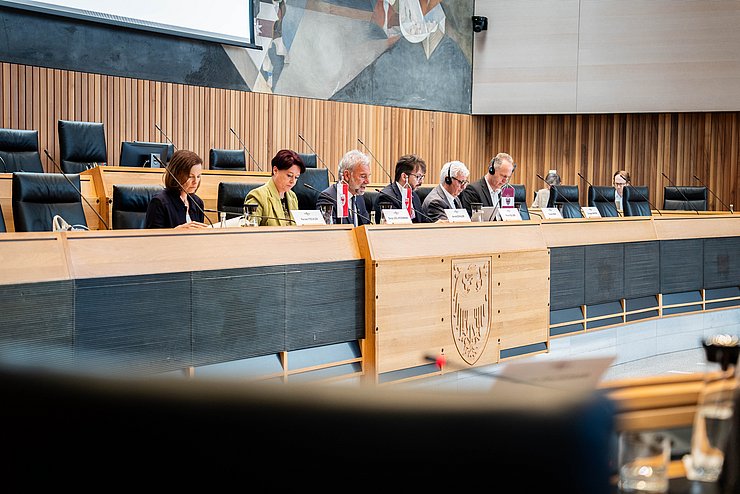 Vorsitz führte Südtirols Landtagspräsident Arnold Schuler (3.v.li.) zusammen mit seinen AmtskollegInnen aus Tirol (Sonja Ledl-Rossmann, 2.v.li.) und Trentino (Claudio Soini, 5.v.li.).